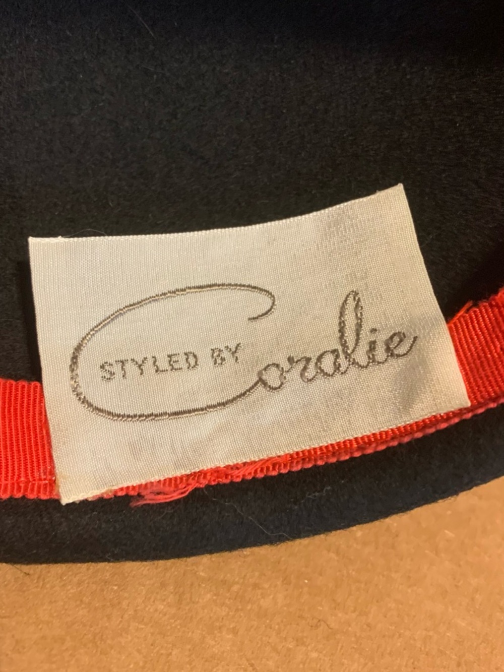 VINTAGE STYLED BY CORALIE 1960'S BLACK WOOL FELT BEANIE CAP WITH FEATHER - Picture 7 of 9